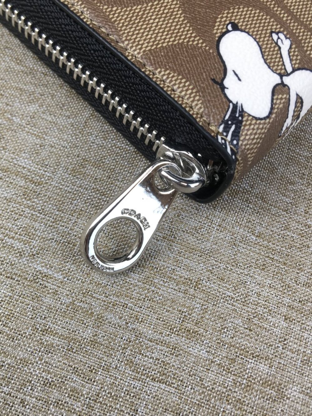 Coach x Peanuts Snoopy Wristlet Wallet - Picture 4 of 9